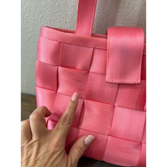 Harvey's Seatbelt Bag Pink With Hearts Lining Handbag Purse - Picture 4 of 11